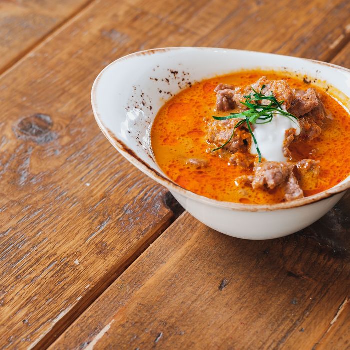 Rode Thaise curry in een kom