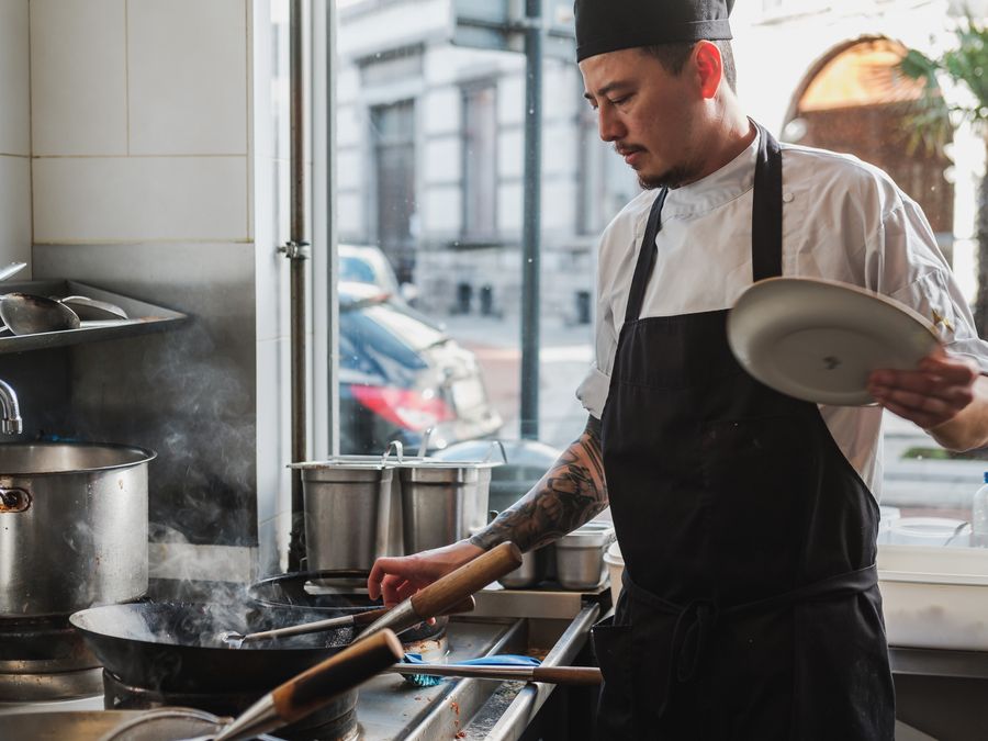 Chef Boi aan de wok in de keuken van ToThai