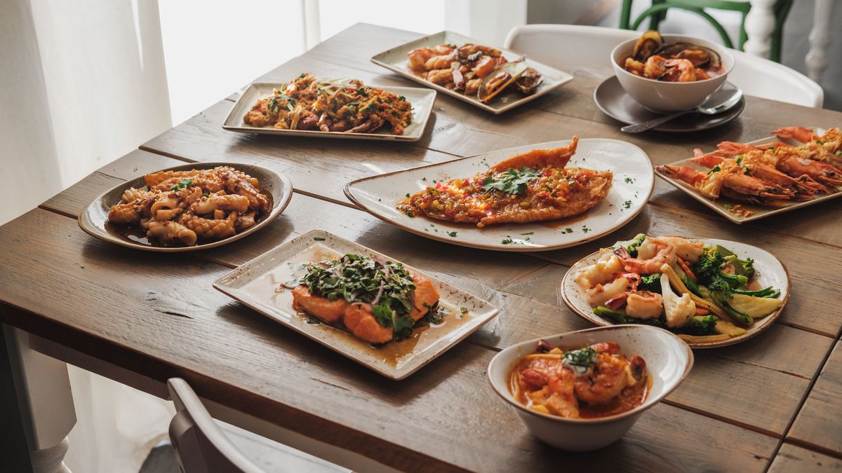 Een gedekte tafel vol Thaise gerechten om samen te delen