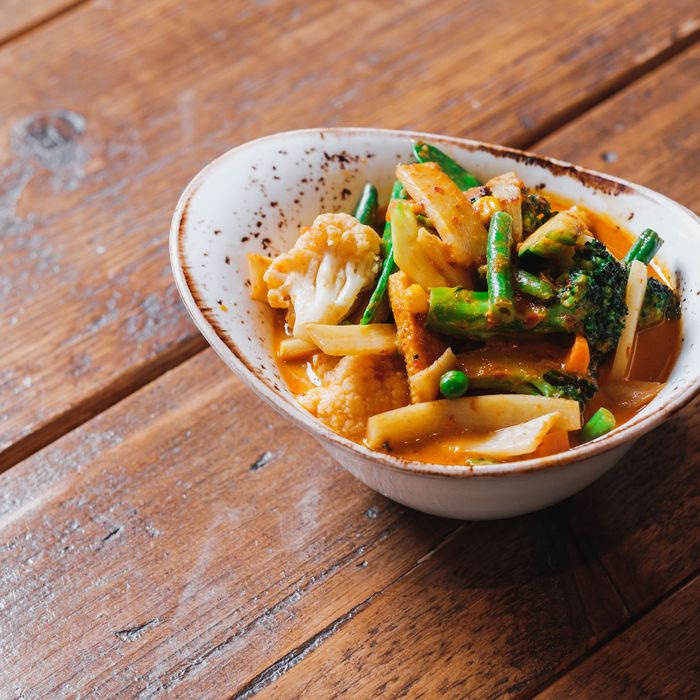 Vegetarische curry met bloemkool, broccoli en boontjes